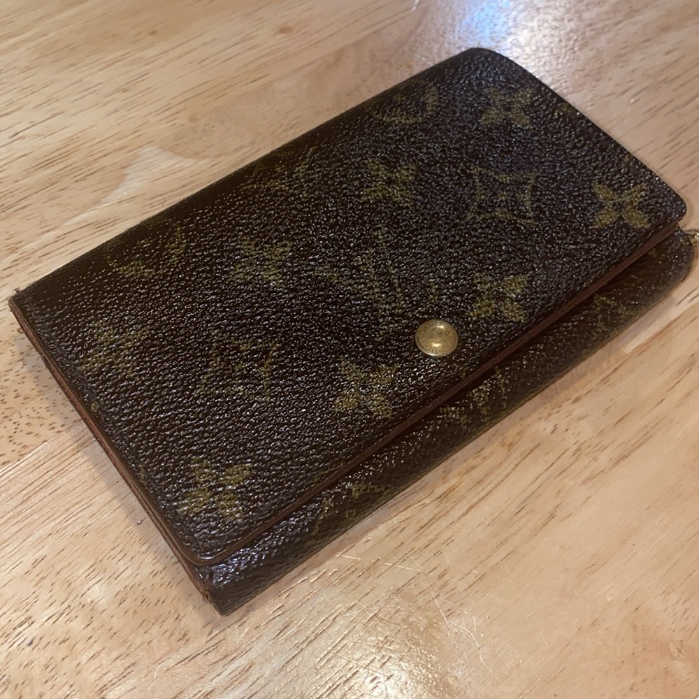 Louis Vuitton Monogram Bi-fold snap walket-authentic